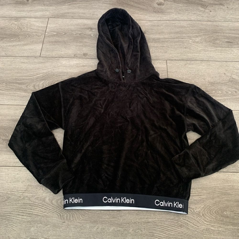 Calvin Klein womans cropped sweater very soft and comfortable waist band